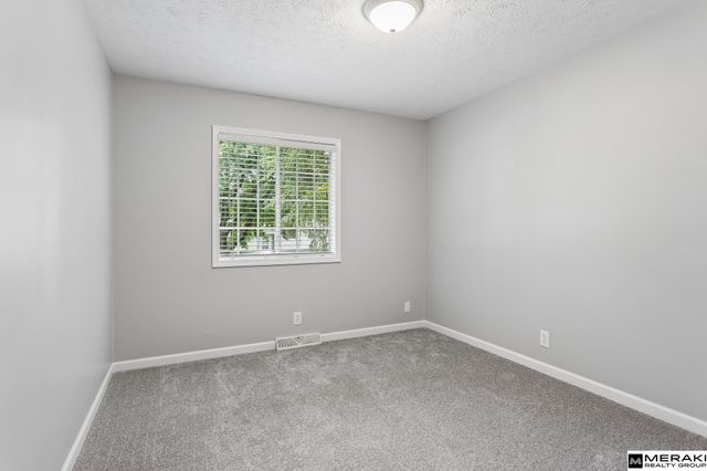5935 S 140th Avenue, Omaha, NE 68137