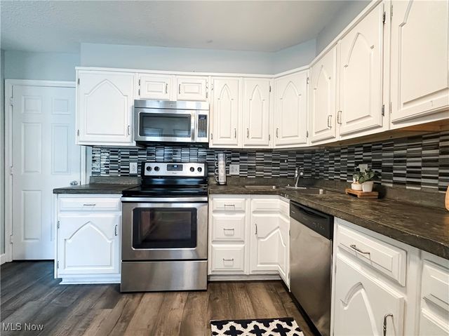 21 Cherry Hill Drive, Belpre, OH 45714