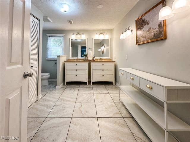 21 Cherry Hill Drive, Belpre, OH 45714