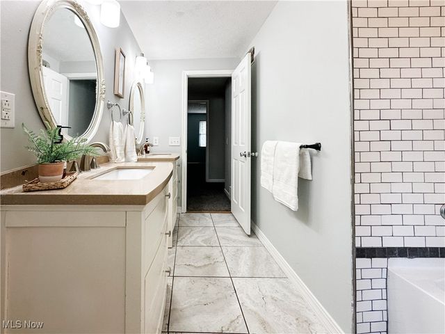 21 Cherry Hill Drive, Belpre, OH 45714