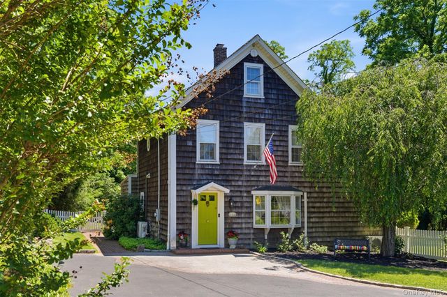 4 Landing Meadow Road, Smithtown, NY 11787