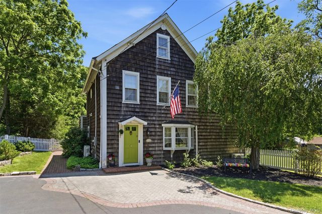 4 Landing Meadow Road, Smithtown, NY 11787
