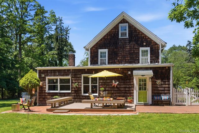 4 Landing Meadow Road, Smithtown, NY 11787