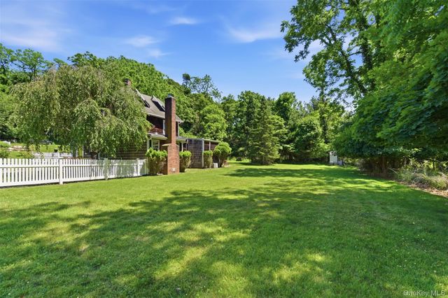4 Landing Meadow Road, Smithtown, NY 11787