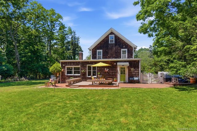 4 Landing Meadow Road, Smithtown, NY 11787
