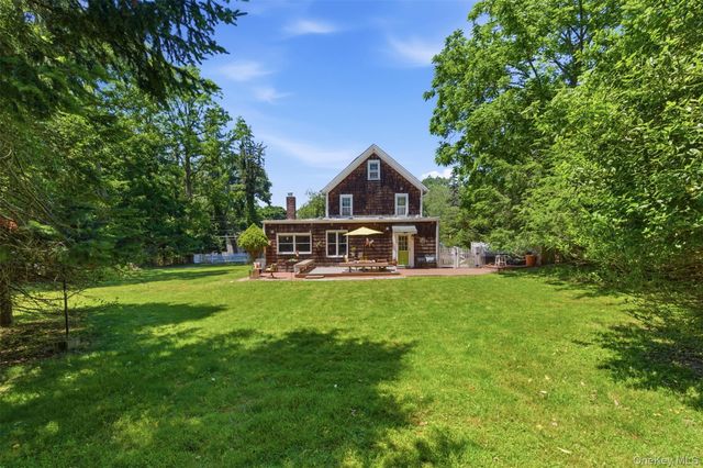 4 Landing Meadow Road, Smithtown, NY 11787