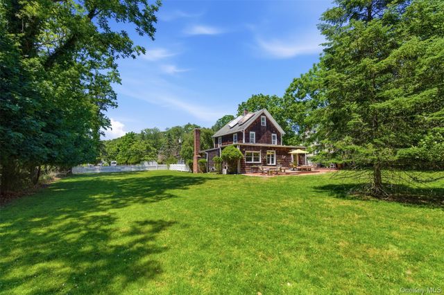 4 Landing Meadow Road, Smithtown, NY 11787