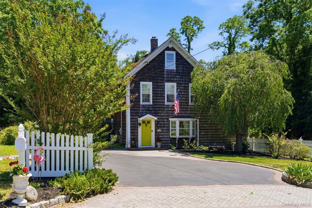 4 Landing Meadow Road, Smithtown, NY 11787