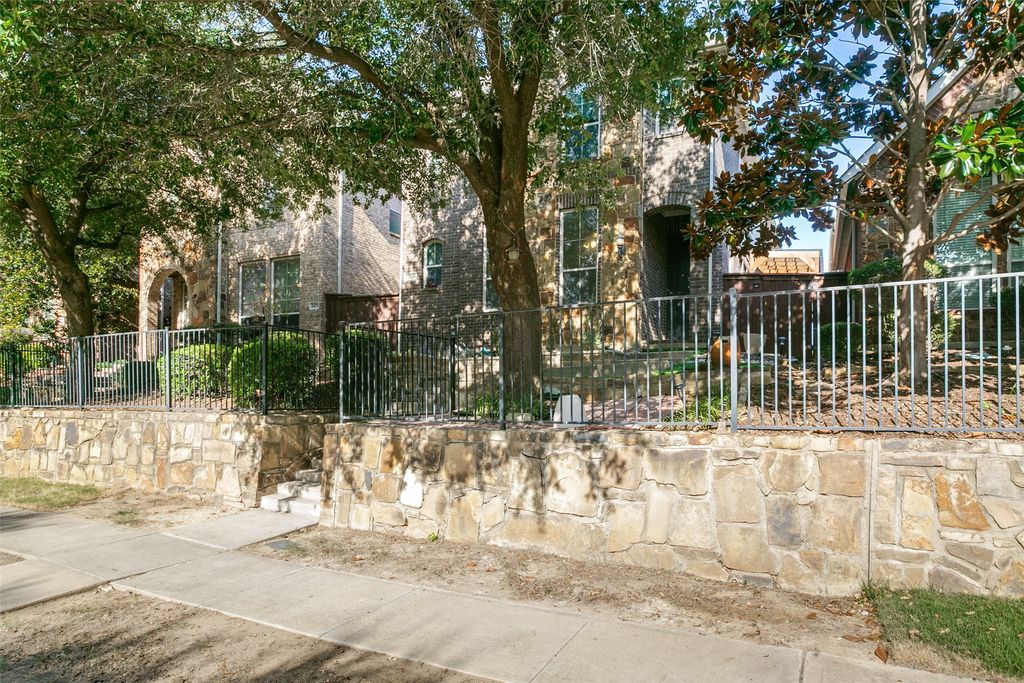 2450 Sunderland Lane, Lewisville, TX 75067