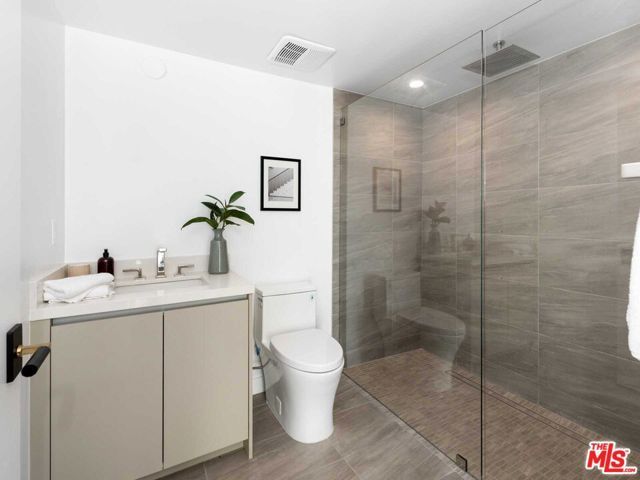 1017 N Croft Avenue 201, Los Angeles, CA 90069