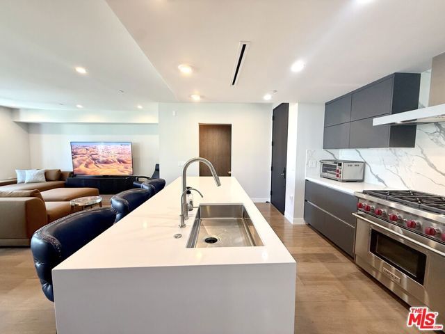 1017 N Croft Avenue 201, Los Angeles, CA 90069