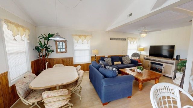 407 25th Ave. N, North Myrtle Beach, SC 29582