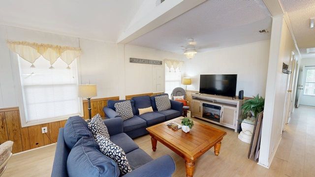 407 25th Ave. N, North Myrtle Beach, SC 29582