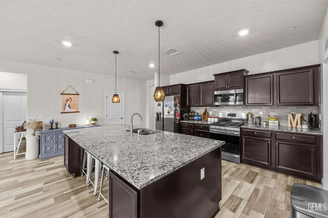 5913 Glen Rose Avenue, Bakersfield, CA 93313