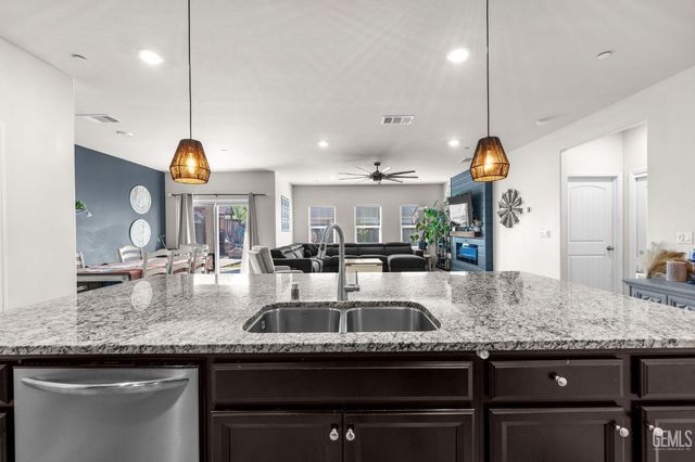 5913 Glen Rose Avenue, Bakersfield, CA 93313