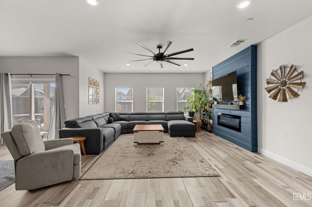 5913 Glen Rose Avenue, Bakersfield, CA 93313