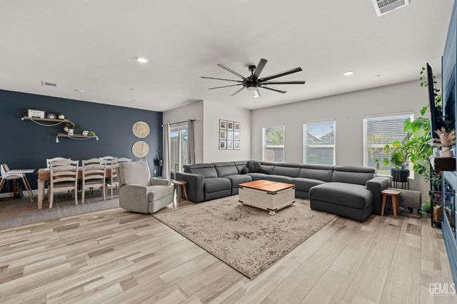 5913 Glen Rose Avenue, Bakersfield, CA 93313