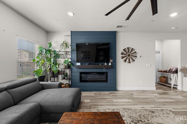 5913 Glen Rose Avenue, Bakersfield, CA 93313