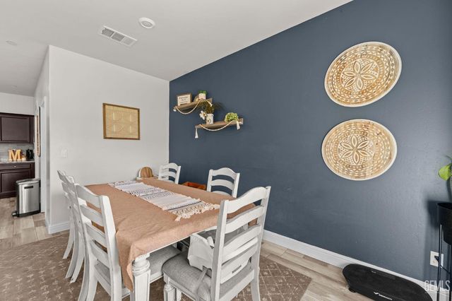 5913 Glen Rose Avenue, Bakersfield, CA 93313