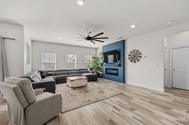 5913 Glen Rose Avenue, Bakersfield, CA 93313