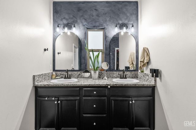 5913 Glen Rose Avenue, Bakersfield, CA 93313