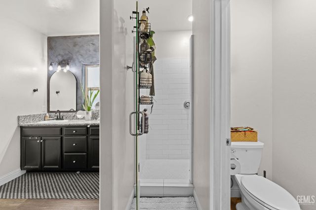 5913 Glen Rose Avenue, Bakersfield, CA 93313