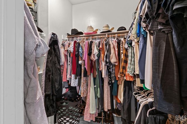 5913 Glen Rose Avenue, Bakersfield, CA 93313