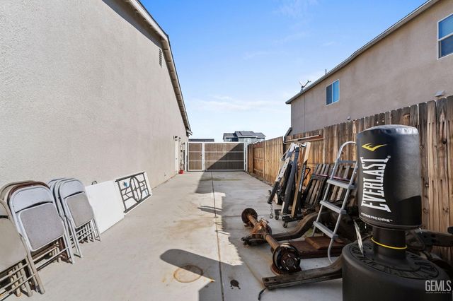 5913 Glen Rose Avenue, Bakersfield, CA 93313