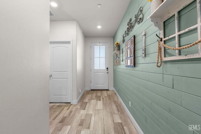 5913 Glen Rose Avenue, Bakersfield, CA 93313