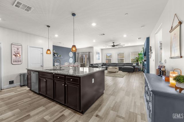 5913 Glen Rose Avenue, Bakersfield, CA 93313