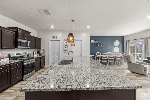 5913 Glen Rose Avenue, Bakersfield, CA 93313