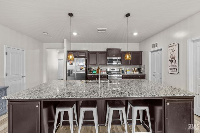 5913 Glen Rose Avenue, Bakersfield, CA 93313