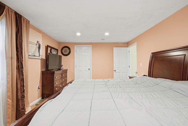 50 Lakeshore Dr, Marlborough, MA 01752