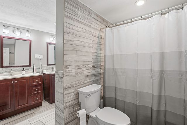 50 Lakeshore Dr, Marlborough, MA 01752