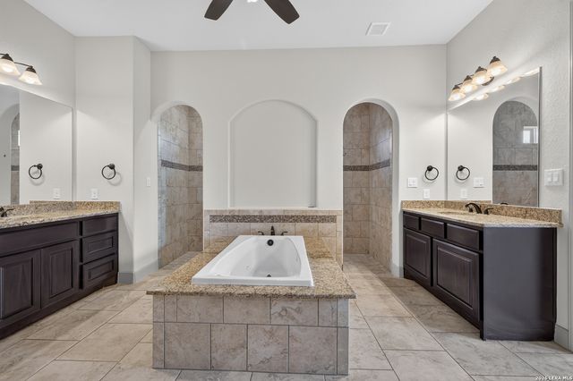 806 SHADY HOLW, New Braunfels, TX 78132