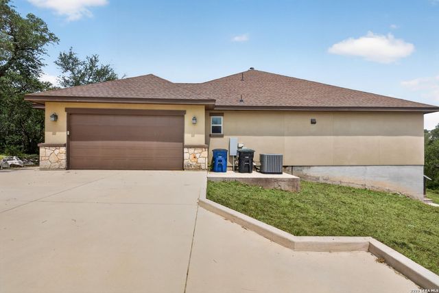 806 SHADY HOLW, New Braunfels, TX 78132