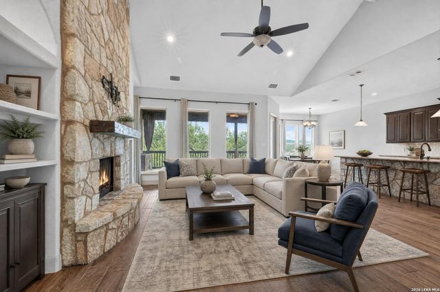 806 SHADY HOLW, New Braunfels, TX 78132