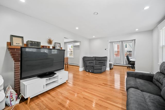 8 Nicholl St, Quincy, MA 02169