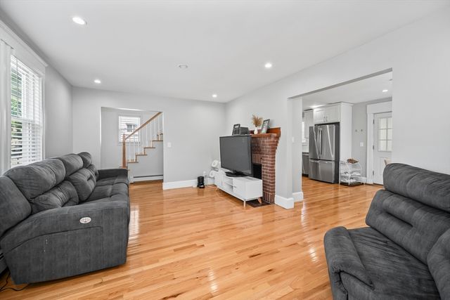8 Nicholl St, Quincy, MA 02169