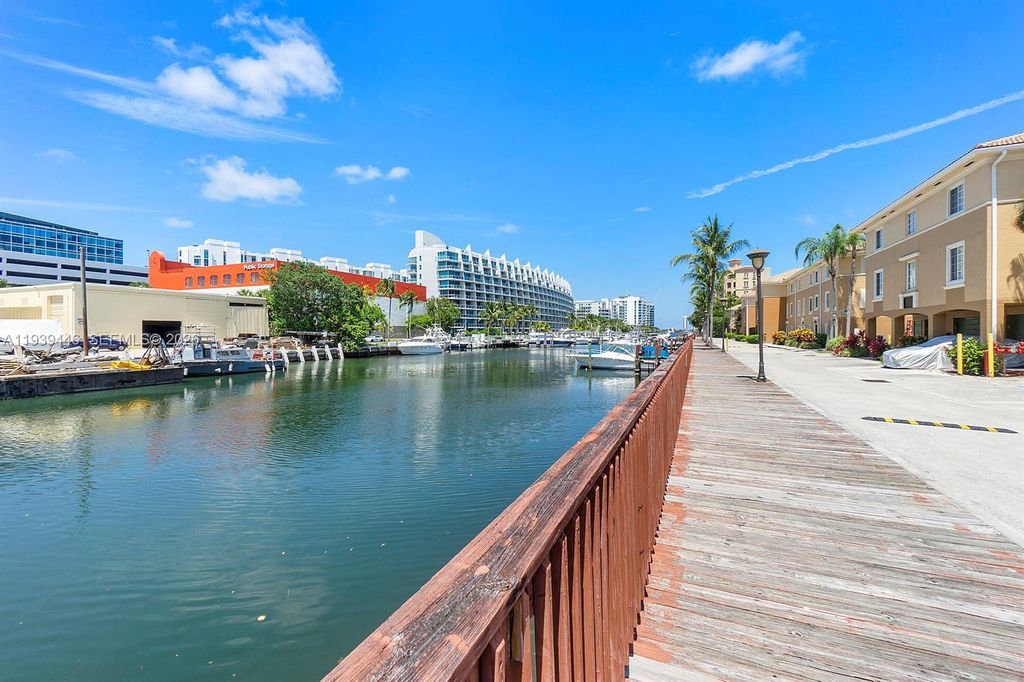 2861 NE 185th St 302, Aventura, FL 33180