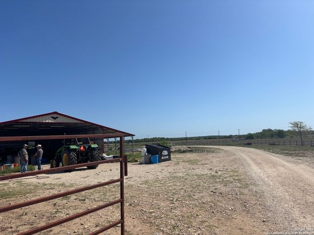 3707 S State Highway 173 N, Hondo, TX 78861