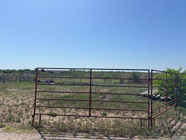 3707 S State Highway 173 N, Hondo, TX 78861