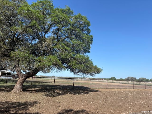 3707 S State Highway 173 N, Hondo, TX 78861