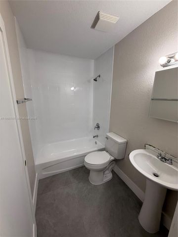 7612 NW 38th Ct 13, Davie, FL 33024