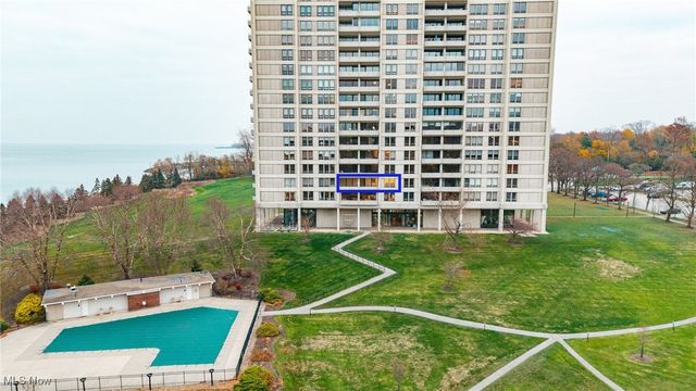 2 Bratenahl Place 2D, Bratenahl, OH 44108