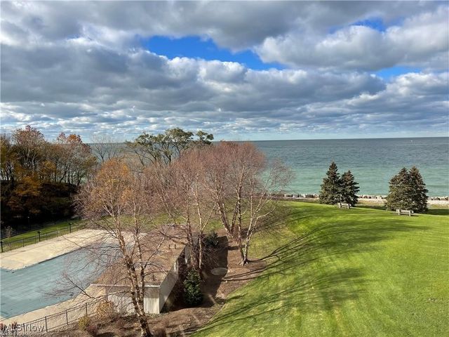 2 Bratenahl Place 2D, Bratenahl, OH 44108