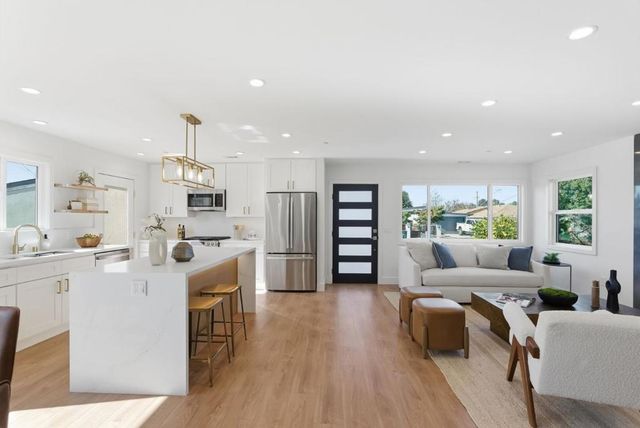 2512 Farrington Way, East Palo Alto, CA 94303