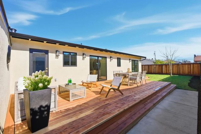 2512 Farrington Way, East Palo Alto, CA 94303