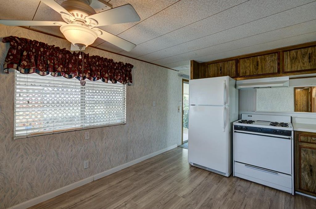 Image 14 of property listing at 1724 Minnewawa # 8, Clovis, CA 93612