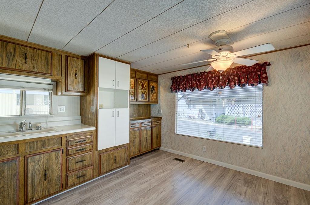 Image 15 of property listing at 1724 Minnewawa # 8, Clovis, CA 93612